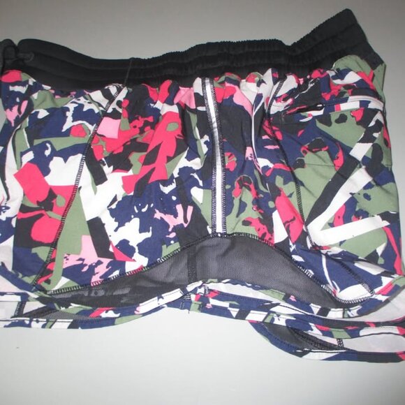 LULULEMON – Hotty Hot Short EUC - Size 10 Pop Cut Multi print – 4 way stretch - Picture 1 of 4